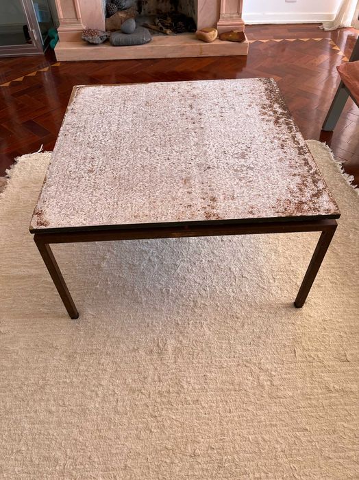 Mesa baixa quadrada de ferro e tampo de vidro