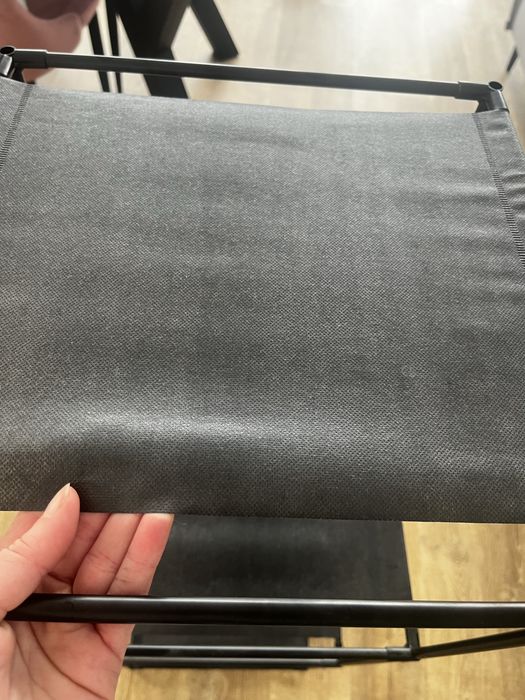 Plastikowy szary regal z materialem