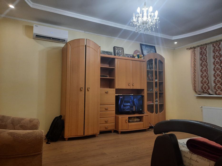 Продам два дома.