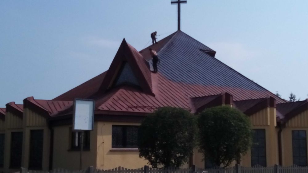 Malowanie dachów pokrytych dachówką, blachą, gontem. Prace dekarskie