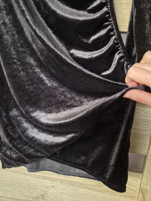 Sukienka mała czarna welurowa mini S / 36 długie rękawy dekolt koperto