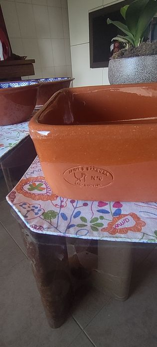 Assadeira em barro vidrado com uma pega