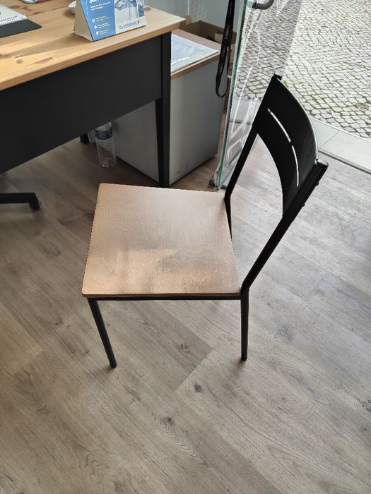 2 cadeiras metal e madeira