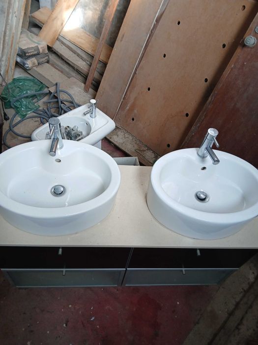 Móvel de casa de banho com duas pias completo.