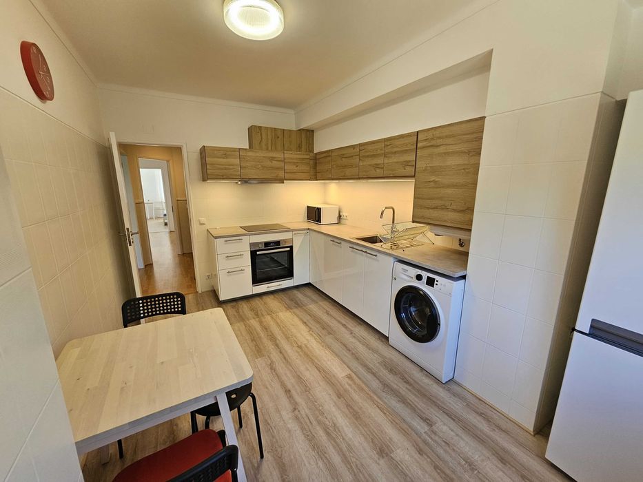 Quarto suite com varanda em apartamento remodelado e mobilado