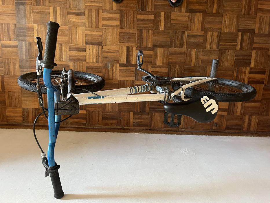Bicicleta BMX branca/azul