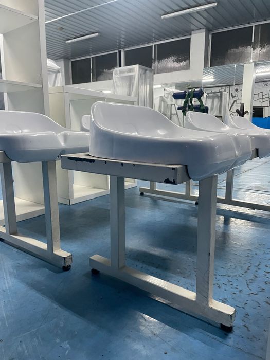 Mobíliario - estante, móvel, mesa e bancos