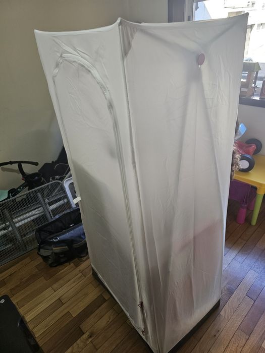 Roupeiro branco para arrumação