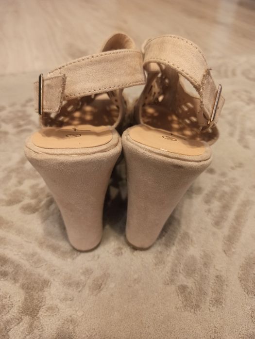 Buty na koturnie różowe