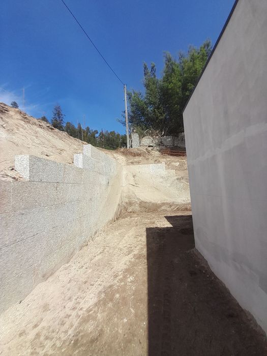TERRAPLANAGEM e muros em pedra