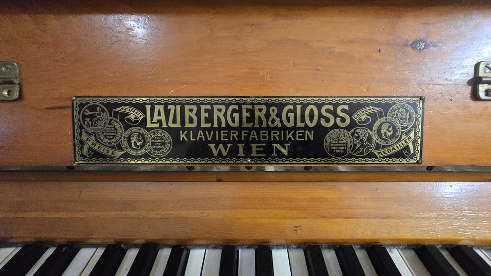 Antyczne pianino firmy LAUBERGER & GLOSS
