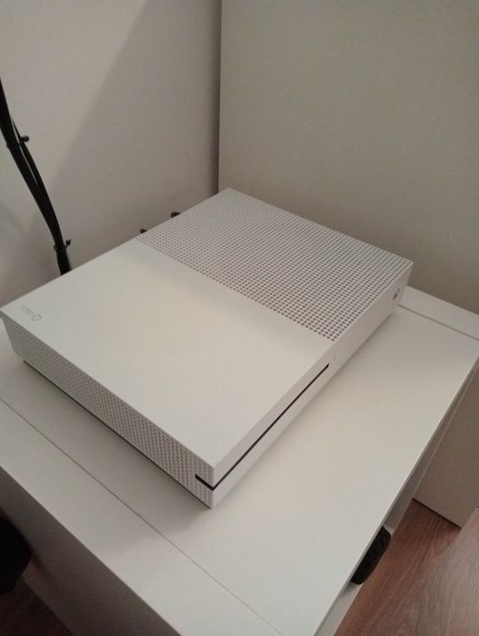 Xbox One S  1 TB  Super Stan plus Pad