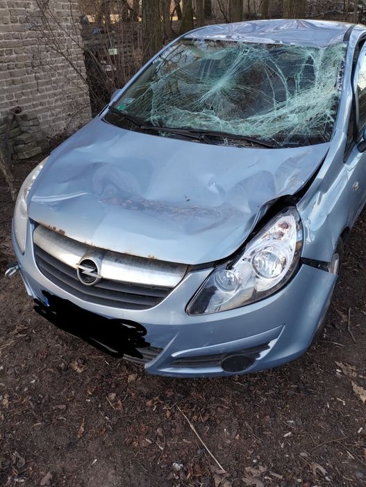 Corsa D na części uszkodzony