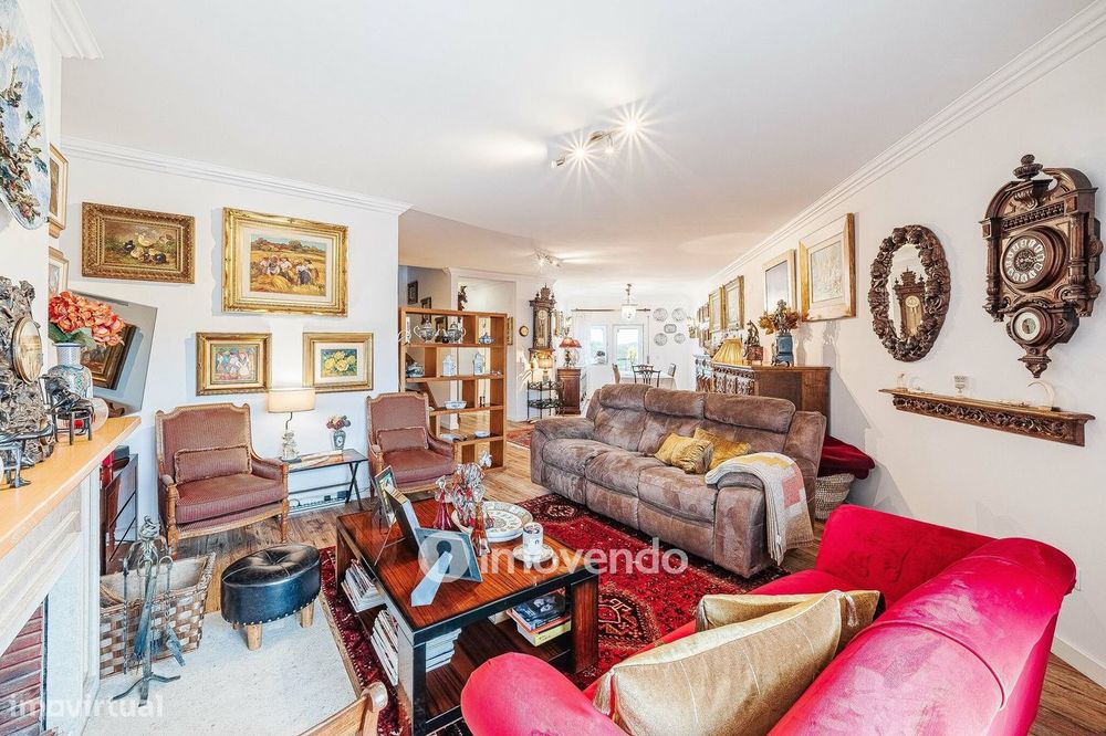 Apartamento T3 Duplex, com estacionamento, no Condomínio do Loural