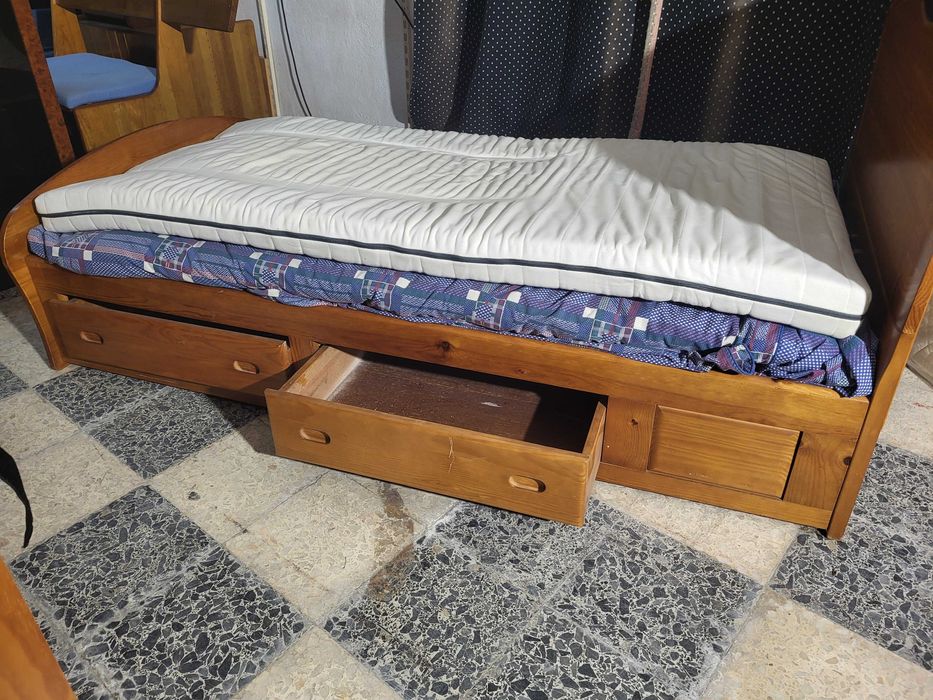 Cama individual em madeira macissa