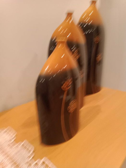 Jarras decorativas em cerâmica vidrada