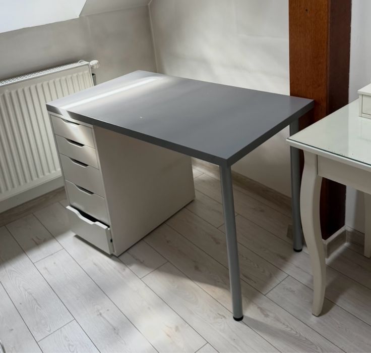 Biurko Ikea z organizerem z szufladkami