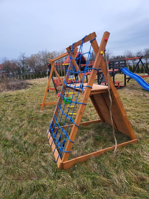 Plac zabaw scianka wspinaczkowa hustawki siatka do wspibaczki