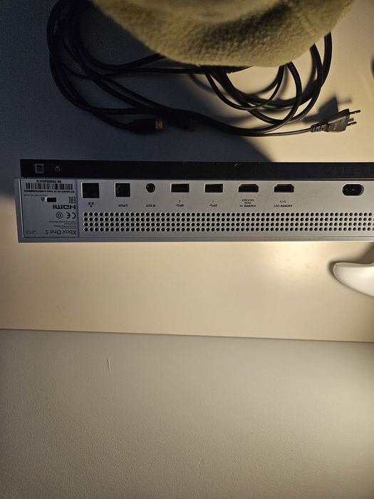 Xbox one z dwoma pasami, kablem oraz dwiema grami