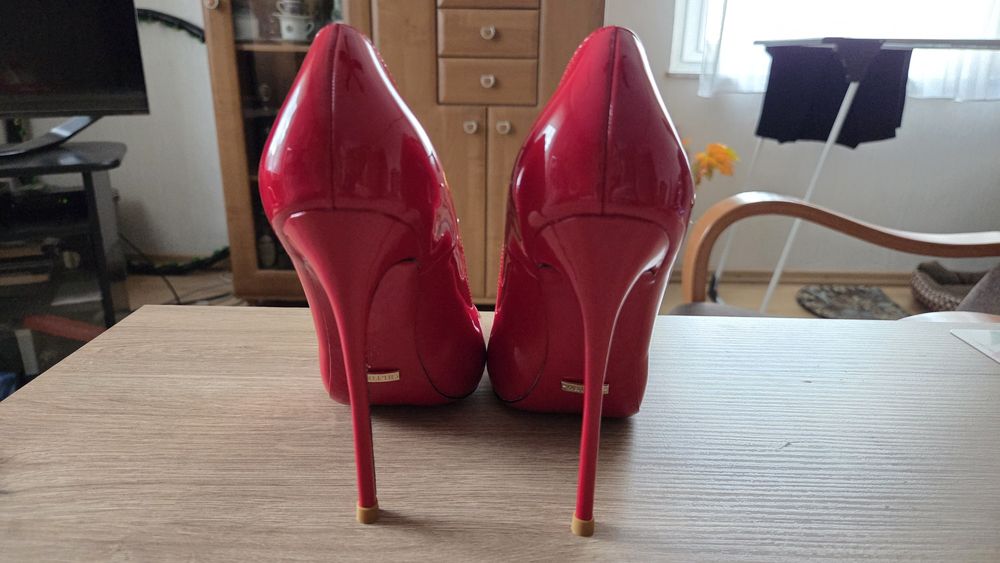 Szpilki nr 37 lakierki czerwone podeszwy nowe