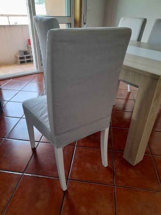 4 cadeiras com tecido cinza