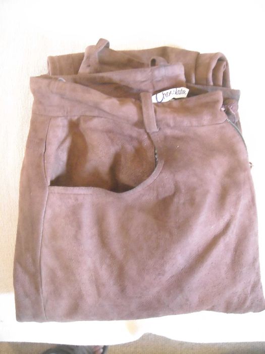 Conjunto calça em pele Chocolate e sandalias farripas para senhora