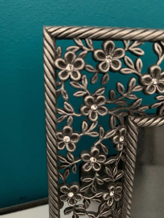 Zestaw 2 Luksusowych Ramek z Kryształkami – Ażur Wzór Kwiatowy