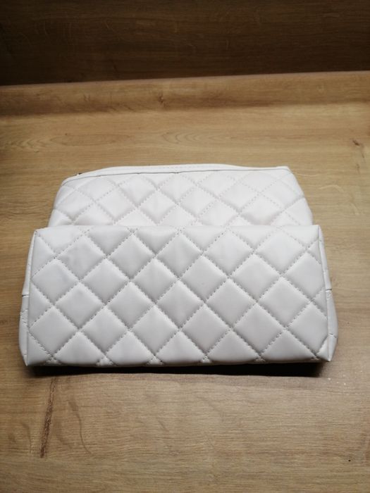 Kosmetyczka biała nowa 21,5 x 10 x 18