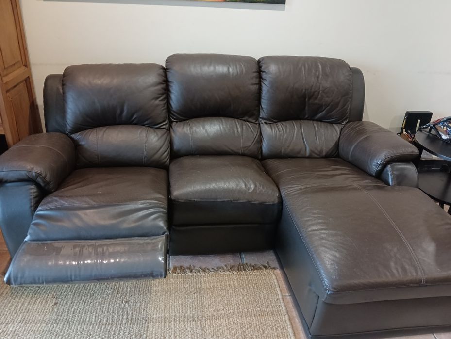 Sofá em pele, castanho, com chaise longue