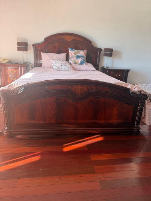 Quarto de Casal Completo em Madeira Nobre
