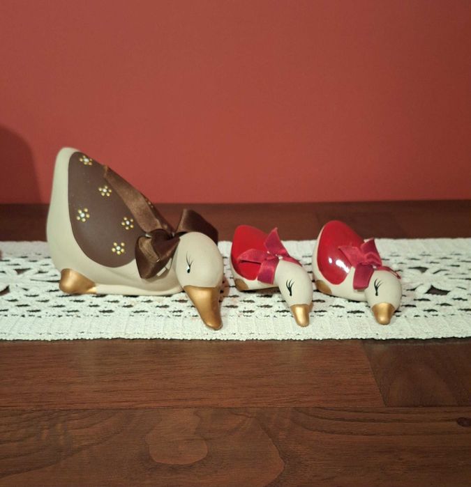 Patos em cerâmica pintados à mão