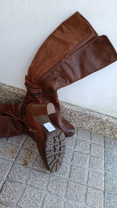 Bota castanho cano alto