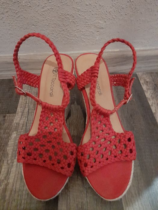 Sandały czerwone na koturnie T. Taccardi 37