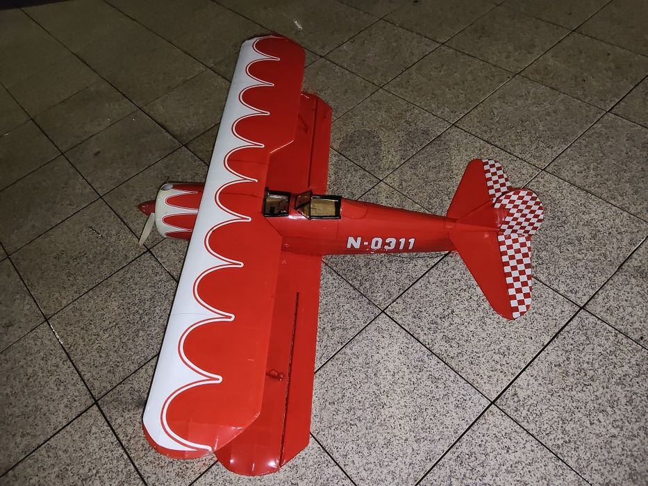 Avião biplano em madeira de balsa leve
