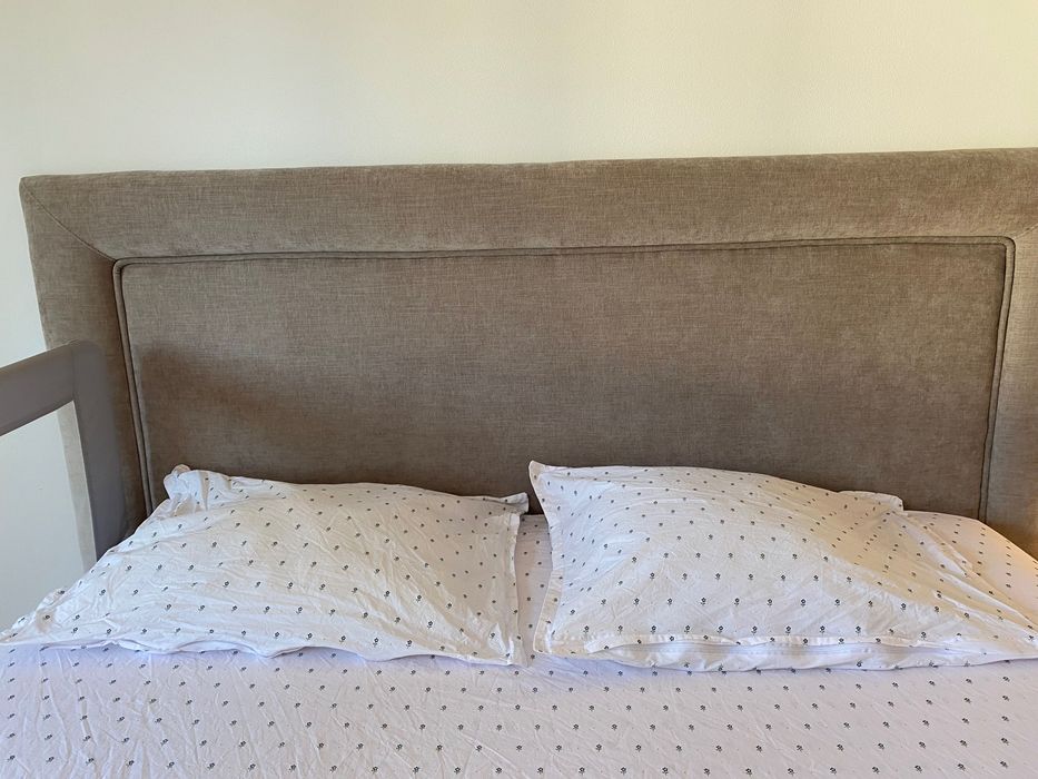 Cabeceira de cama em tecido bege