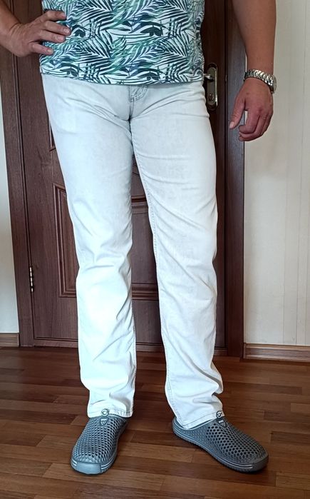 Джинси розмір 50, по талії -50 см,постегон -58 см,довжина -110 см,висо