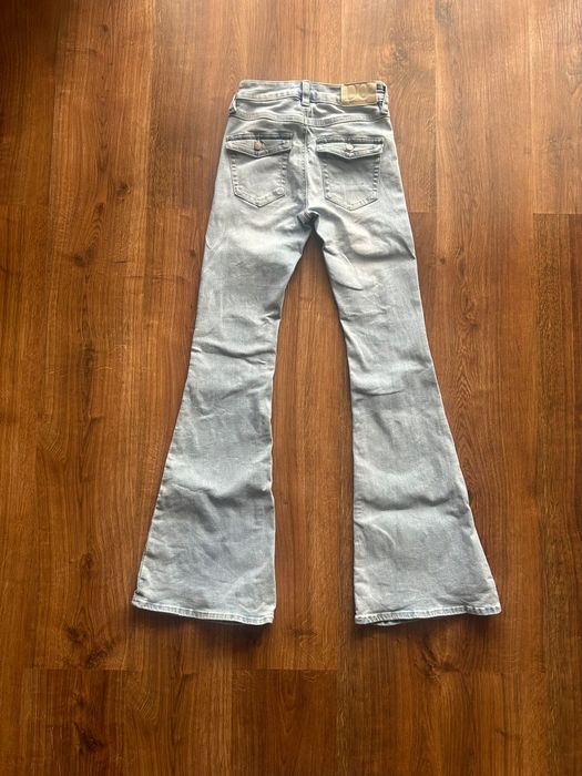 Jeansy dzwony Stradivarius D04