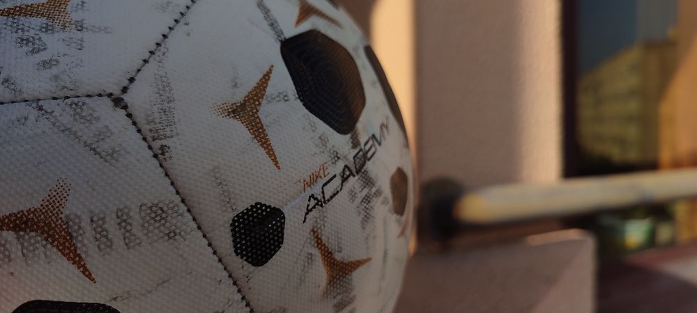 Bola de futebol Nike Academy + 1