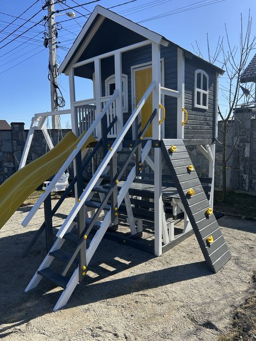 Дітям ігровий майданчик будиночок дитячий гойдалки гірка столик лавки