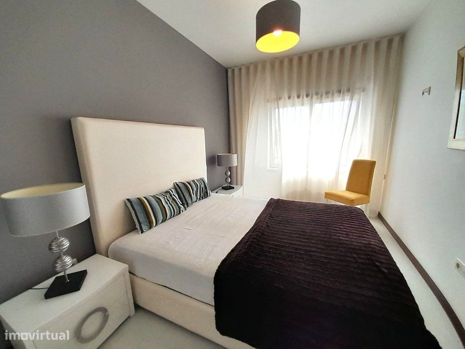 Apartamento T2 para arrendar ao ano, condomínio com piscina e lugar...