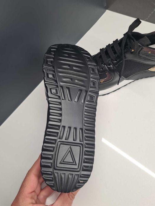 Sapatilhas pretas e castanhas