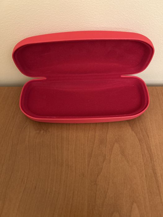 Etui na okulary w malinowy kolorze