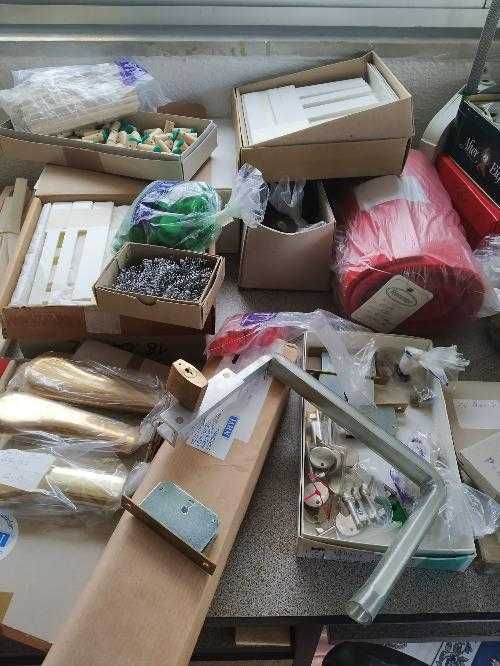 Teclas e outros materiais para recuperar pianos de marca alemã