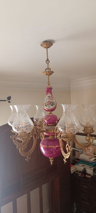 Candeeiro de tecto de louça, latão e vidro