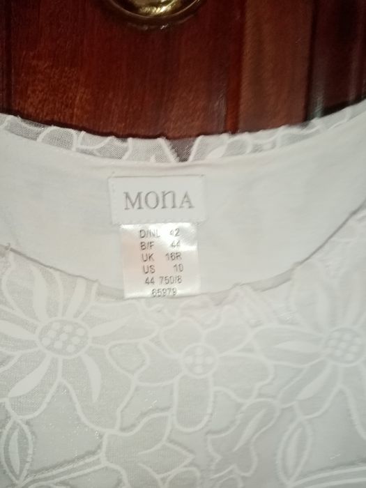 Blusa branca com bordado de flores