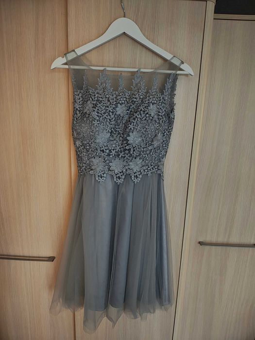 Elegancka sukienka z koronką i tiulem – srebrnoszara 34