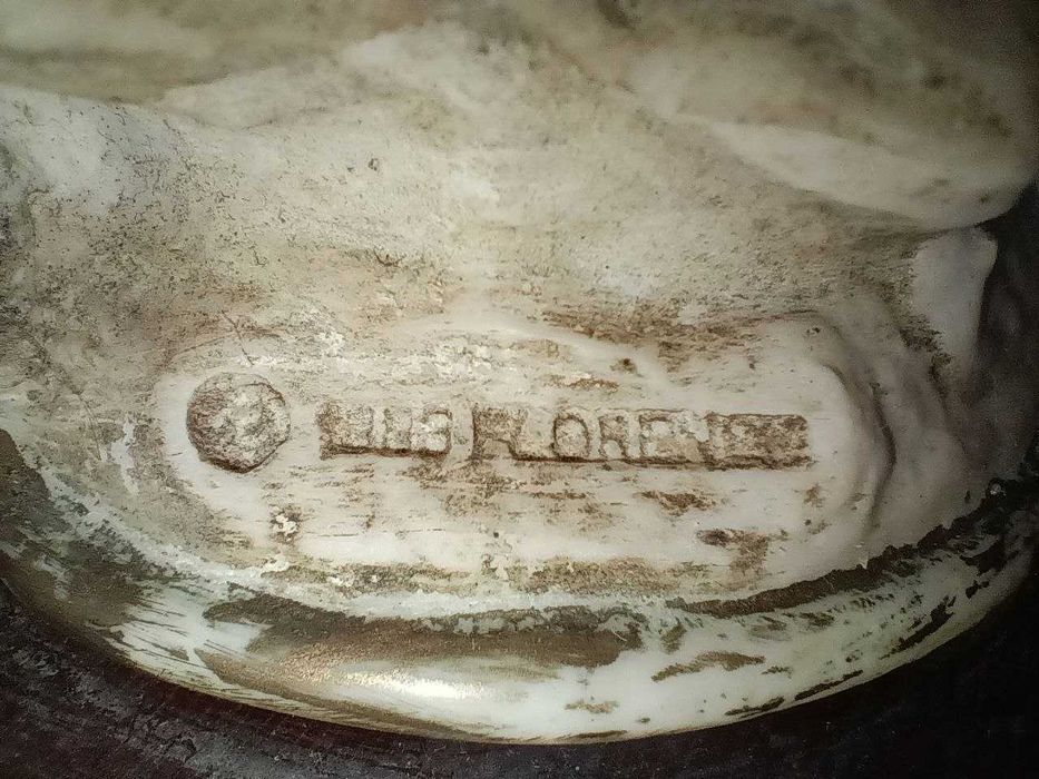 Duas estatuetas antigas com bases para candeeiro