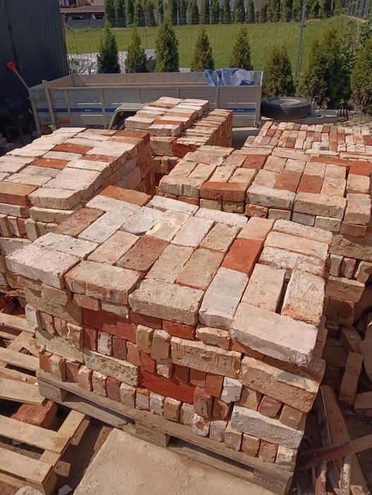 Stara cegła z rozbiórki