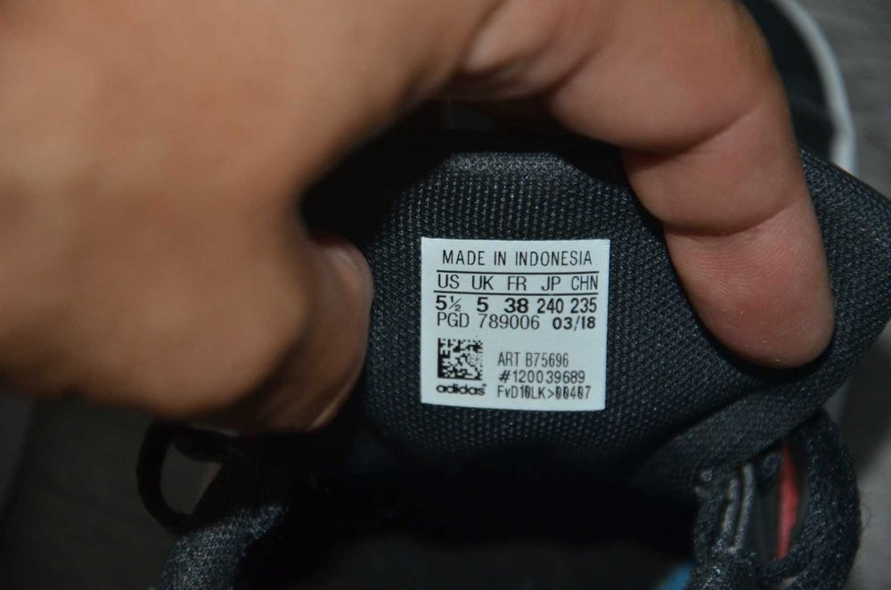Продам кросівки  Фирма ADIDAS .