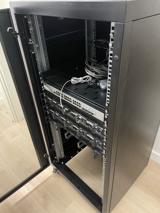 Server Rack513821044209111044